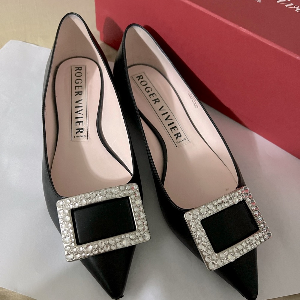 Roger Vivier flat with crystal size 8.5, 38.5, brand new condition